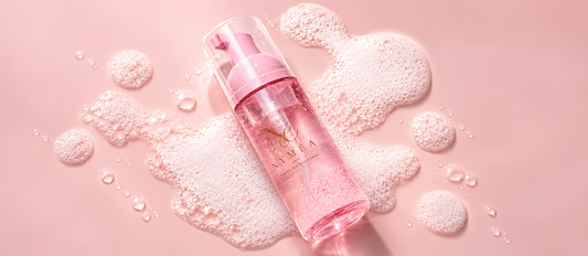 Entretien des faux cils pré-collés Nyméa avec mousse nettoyante